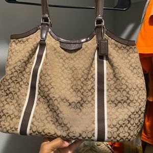 This Coach Devin shoulder bag is a stylish addition to any outfit.